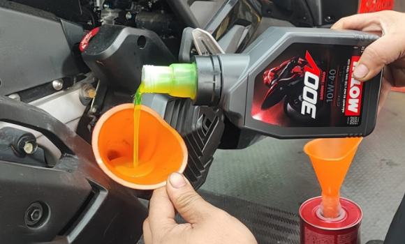 Dầu nhớt động cơ cho xe tay ga